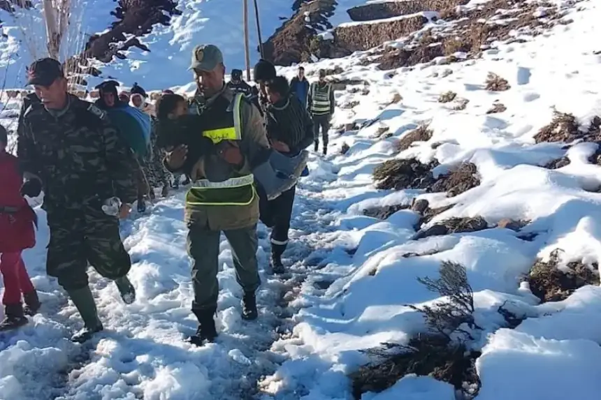 تدخل بطولي بأيت يحيى.. إنقاذ خمس عائلات من الرحل وسط الثلوج الكثيفة!