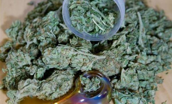 والدان يجبران طفلهما على تعاطي المخدرات بحضور الجد