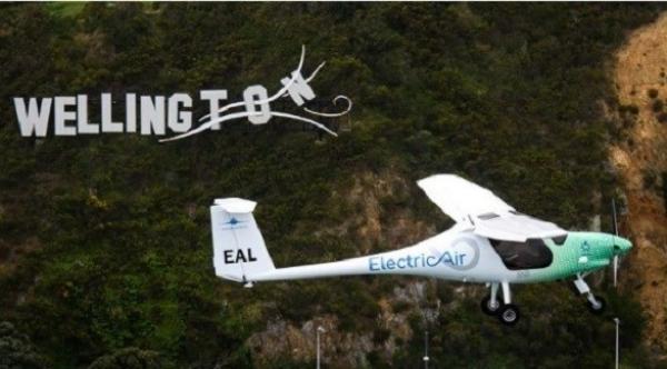 أول طائرة كهربائية تؤدي رحلة طولها 77 كيلومتراً