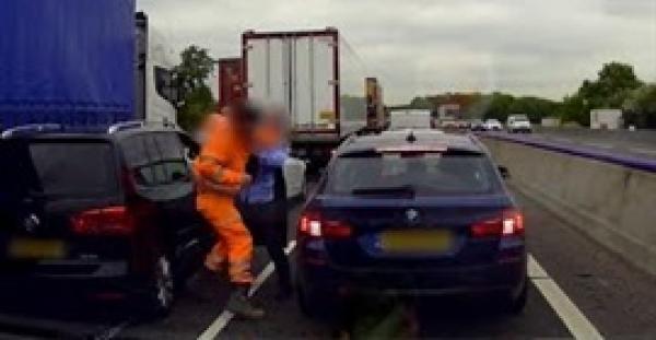 بالفيديو.. مصارعة على الطريق السريع بسبب تخطي سيارة شاحنة