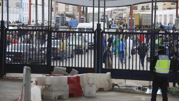 مغربي يحاول طعن شرطي اسباني بمعبر "مليلية" وهذا ما قامت به السلطات الإسبانية