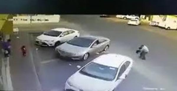 شاب شجاع ينقذ طفلا  في الوقت المناسب (فيديو)