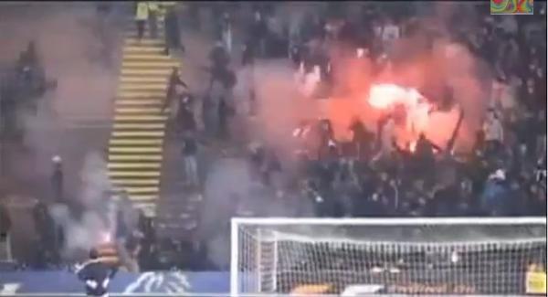 بالفيديو: حرب حقيقية بين مشجعي فريقي الديربي الصربي داخل الملعب