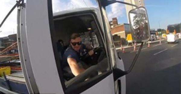 بالفيديو والصور.. مشاجرة بين راكب دراجة وسائق شاحنة كاد أن يدهسه