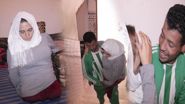 قمة الرجولة..شاب يتزوج فتاة بنصف جسد والأخيرة "لم أكن أحلم يوما بالزواج والآن أنا حامل"