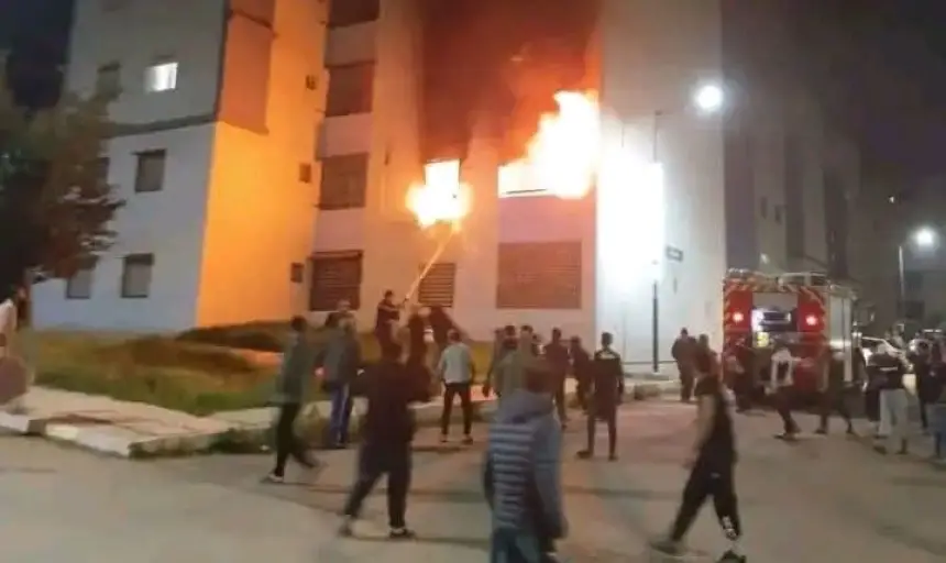 لحظة اندلاع حريق مهول بشقة في مدينة وهران الجزائرية مخلفا وفاة طفلين