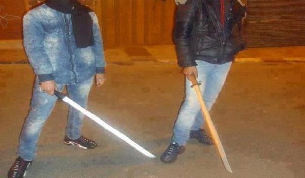 خطير...عصابة مدججة بالسيوف وعصا كهربائية تسرق شابا وتلوذ بالفرار