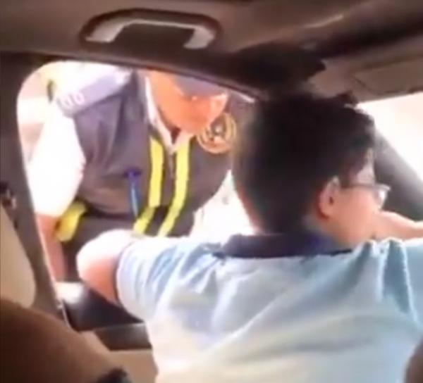 "ولد فشوش" مصري.."ابن المستشار" يفجر غضب المصريين بعد سخريته من شرطي مرور وقيادته بسرعة جنونية(فيديو)