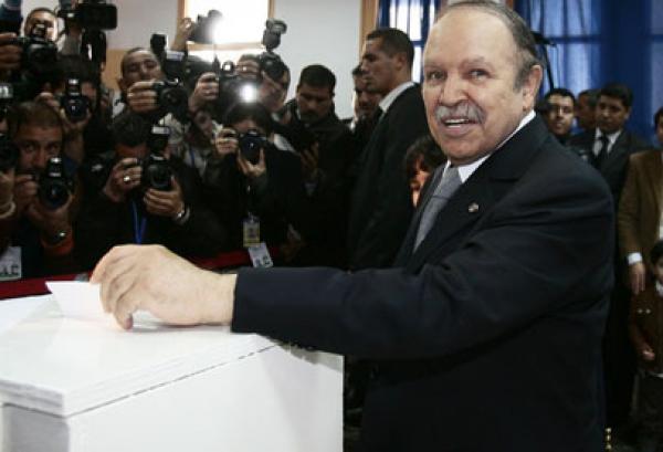 المحتجون ضد ترشح بوتفليقة يرفعون من سقف جرأتهم