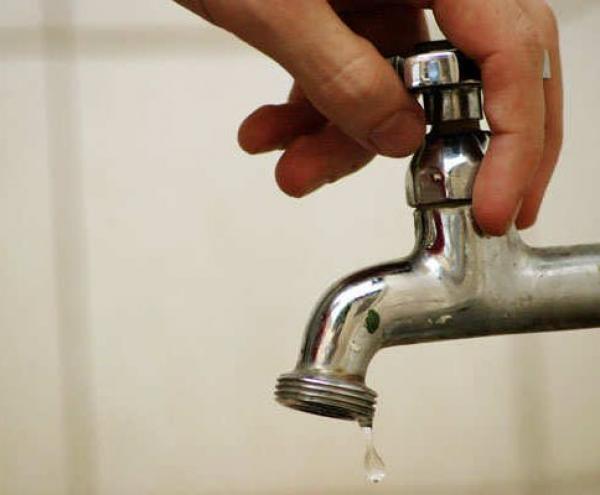 الانقطاعات المتكررة للماء تغضب ساكنة جرف الملحة وتدفعها إلى طلب تدخل المسؤولين