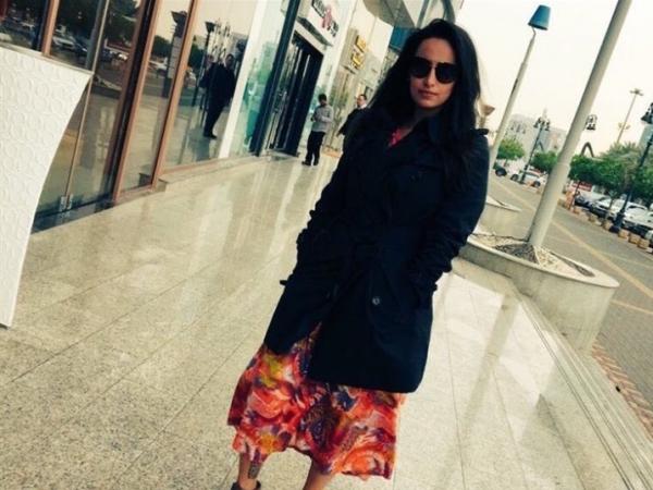 سعودية تخرج الى شوارع الرياض بدون حجاب .. ونشطاء يطالبون بقتلها