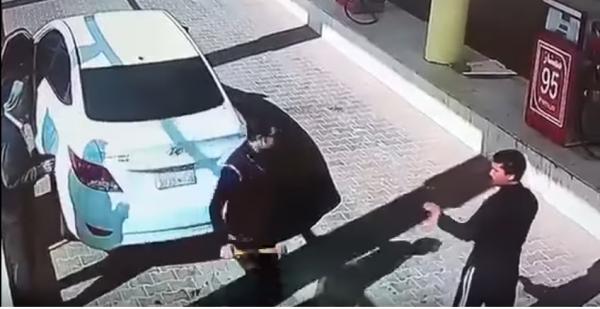 شاب سعودي ينهال بالضرب على عامل بمحطة الوقود