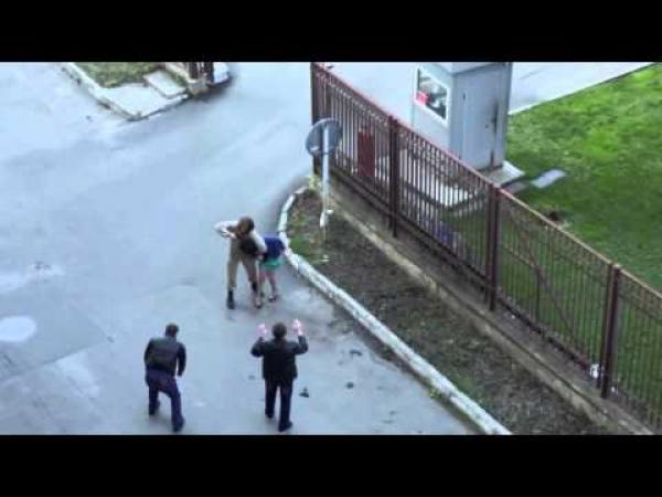 حارس أمن يحاول إنقاذ فتاة من إختطاف دون إدراكه بأنه تصوير لفيلم