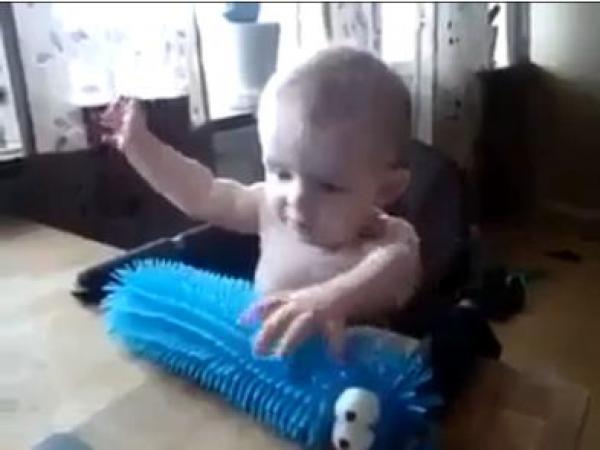 شاهد ماذا حدث لرضيع يلمس لأول مرة لعبة مرنة