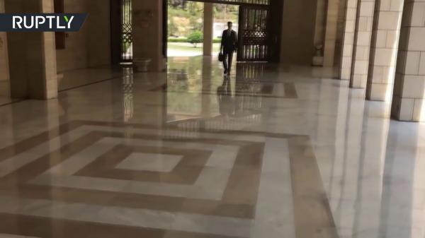 بالفيديو .. أول ظهور لبشار الأسد بعد القصف الجوي