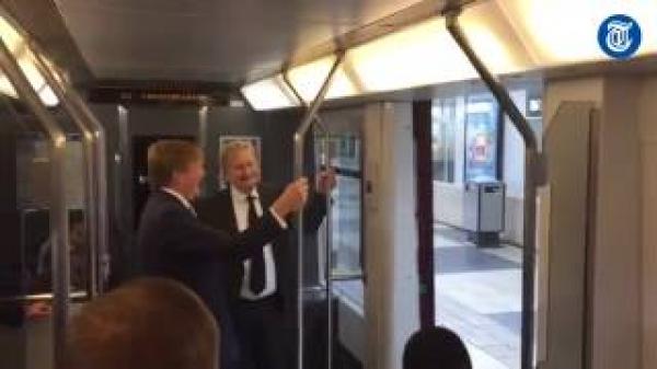 ملك هولندا يستخدم المترو للتنقل