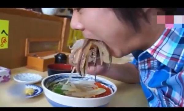 بالفيديو: حيوان حبّار يعود للحياة في فم زبون  بعد طهيه جيداً