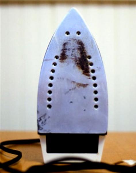 أميركي يحرق طفله بالمكواة بسبب دولار