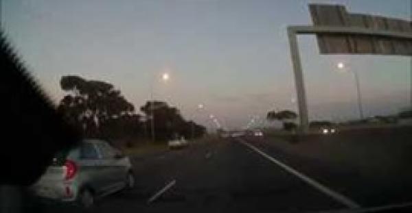 بالفيديو.. رجل يطير في الهواء بعد حادث سيارة مروع