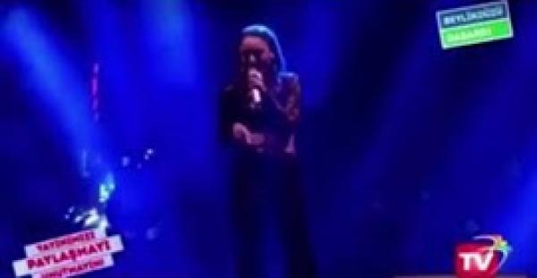 مغنية تركية شهيرة تفقد الوعي على المسرح (فيديو)