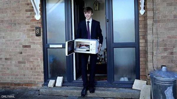 بعد منع الحقائب المدرسية.. احتجاج غريب من طالب بريطاني على قرار مدرسته