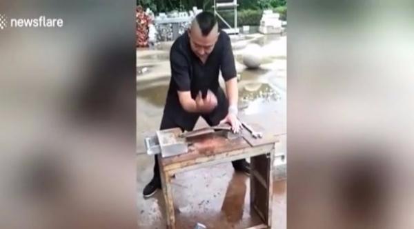 بالفيديو: لاعب كونغ فو يقوّم مفتاح ربط معوج بقبضة يده