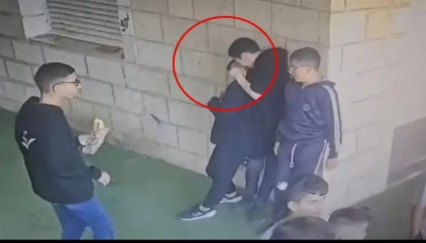 فيديو صادم .. "لعبة الموت" تدفع تلميذاً لخنق زميله داخل الصف