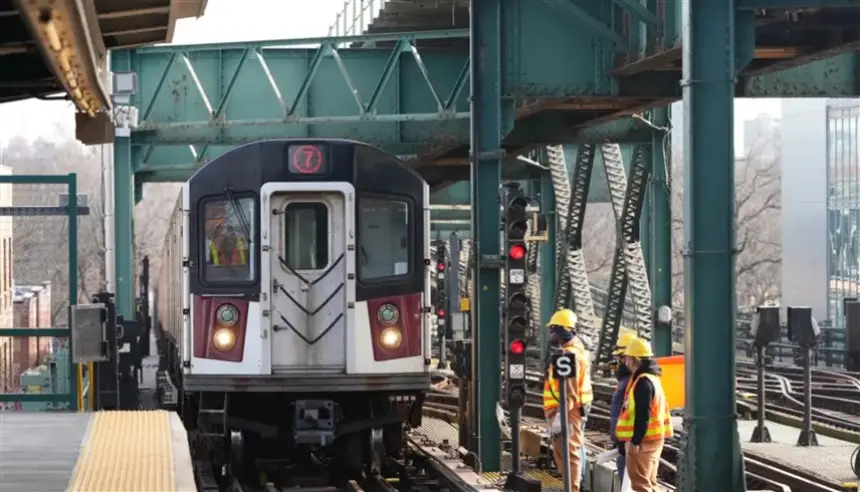 طفل يسقط من قطار في نيويورك بسبب لعبة "صب واي"