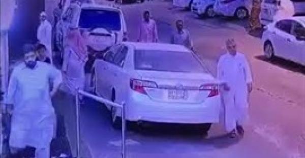 لحظة تعرض المصلين للسرقة أمام المساجد بالسعودية (فيديو)