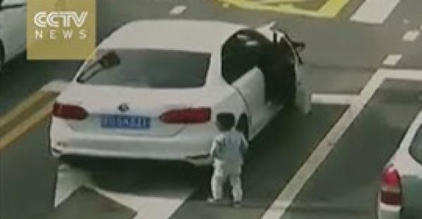 بالفيديو.. طفل يهرب من سيارة جدته لتصدمه سيارة أخرى