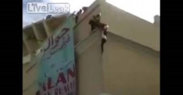 بالفيديو.. صراع بين رجل إنقاذ وفتاة تحاول الانتحار