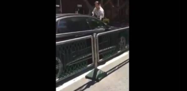 امرأة تكتشف صدفة خيانة زوجها لها في الشارع (فيديو)