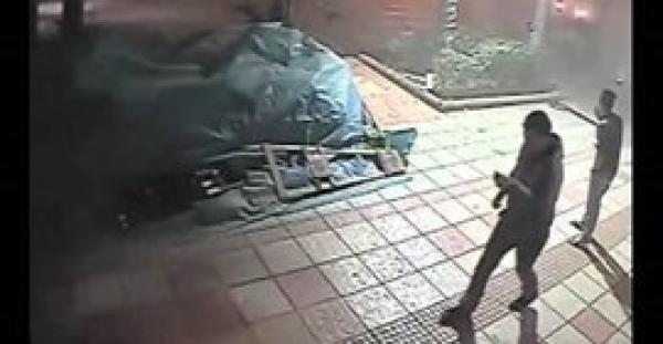 بالفيديو.. سائق مخمور يطيح بأحد المارة 10 أمتار