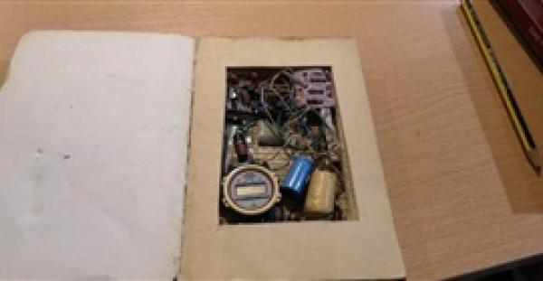 مكتبة إسبانية تعثر على قنبلة داخل كتاب