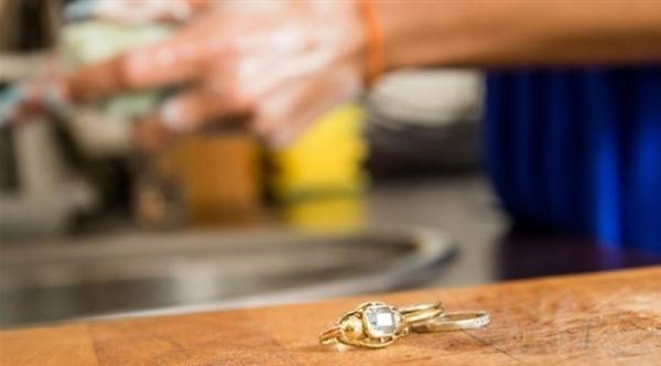 الحُلي المصنوعة من معدن النيكل تهددك بالحساسية