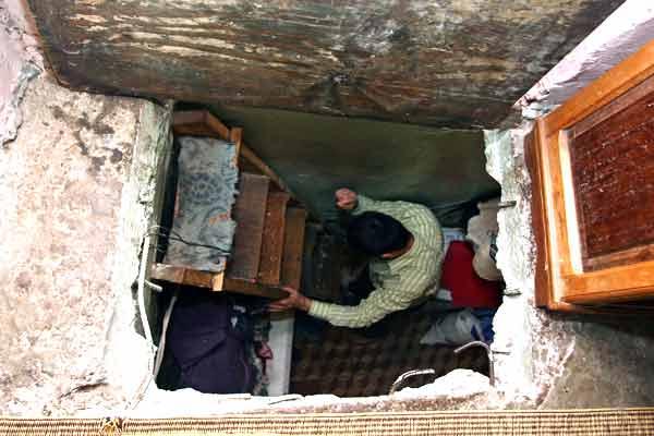 بيضاويون يسكنون في «جحور» ويقضون حاجتهم في الأكياس البلاستيكية