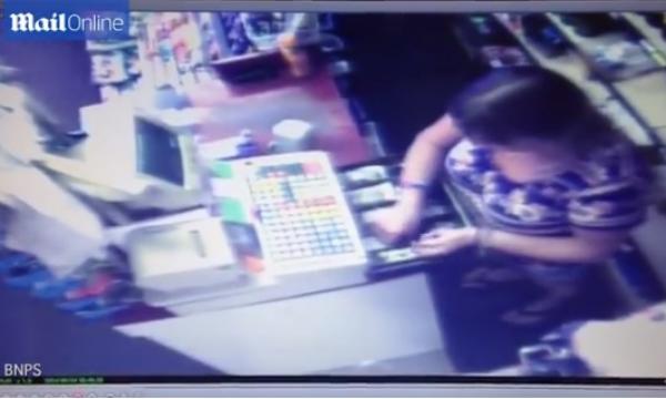 بالفيديو: شاهد كيف انتقم صاحب متجر من عاملة صندوق سارقة
