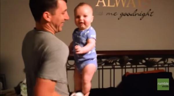 فيديو طفل بعمر 6 أشهر يستعرض مهاراته.. على كف والده!