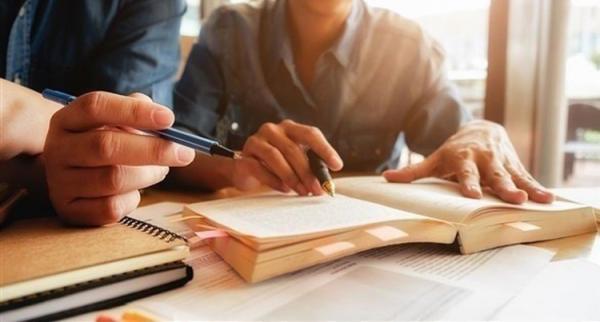 فرض "التعليم عن بعد" يدفع بعض الآباء إلى البحث عن أساتذة الدروس الخصوصية لمساعدة أبنائهم