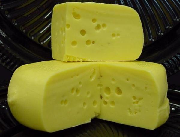 خبراء التغذية ينصحونك بإبعاد طفلك عن تناول الجبن