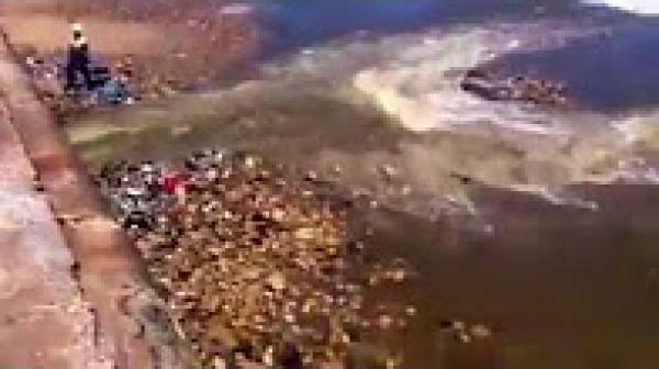 شاهد حجم مخلفات النفايات و الواد الحار التي تصب قرب مسجد الحسن الثاني الدارالبيضاء