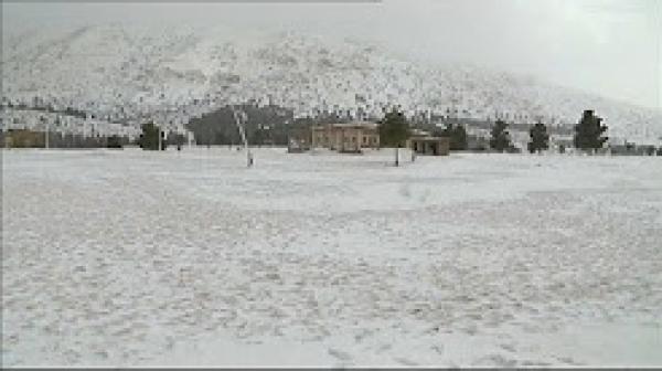 مناطق جبلية بالمغرب تعاني من العزلة ونقص المؤن الغذائية بسبب الثلوج