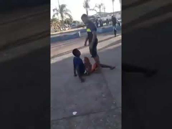 موقف محرج لشاب حاول الاستعراض أمام الفتيات