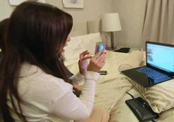 القبض على معلمة تستغل ابنتها لتصوير مواد إباحية