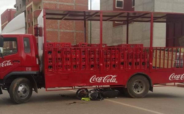 شاحنة تتسبب في حادثة سير خطيرة ونقل الضحية بين الحياة والموت