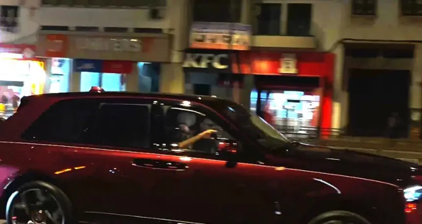 الملك محمد السادس لحظة مغادرته الدار البيضاء