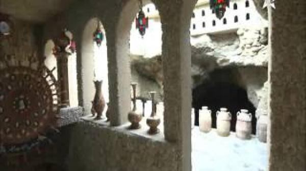 شاهد لأول مرة الملك محمد السادس يتجول داخل مغارة هرقل بطنجة