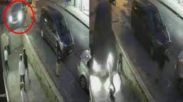 لحظة سقوط سيارة  داخل فناء يلعب فيه أطفال(فيديو)