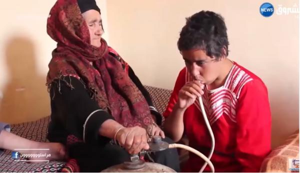 بالفيديو :أغرب من الخيال فتاة جزائرية تشرب غاز البوتان و لاتستطيع العيش بدونه