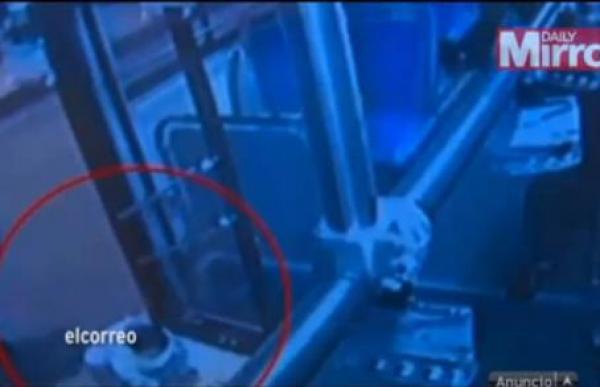 بالفيديو: طفل رضيع يحبو إلى الباص وحيداً في الصين